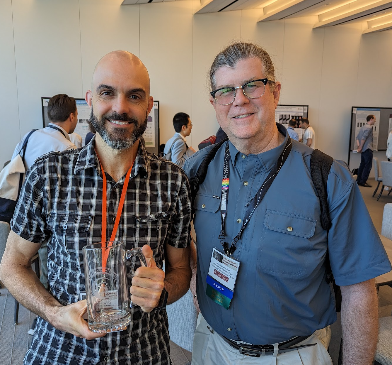 Oliver Díaz with their AI PHI beer stein
